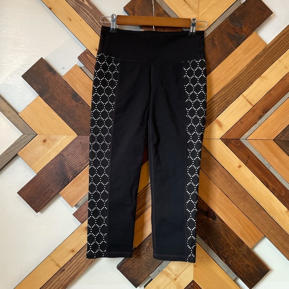 Athleta High Rise Eyelet Capri Pant size Small - Picture 1 of 3